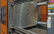 Технология длинных полюсов для термопластавтомата с усилием смыкания 2400 Тонн